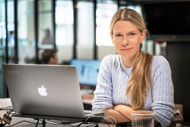 Chefredaktör Erja Yläjärvi strävar efter att HBL satsar på egna och unika artiklar, för det är det som prenumeranterna vill ha. – Men för tidningar som ges ut på minoritetsspråk är det värdefullt att det finns ett utbud av riksnyheter som man kan använda för att bredda bevakningen, säger hon.
