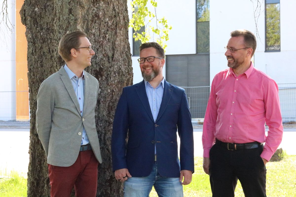 Gränsöverskridande samarbete. Rektor Esbjörn Hägerstedt, föreningsaktiva Albin Söderström och företagaren Sven-Eric Holmström gör gemensam sak för att lära unga spara.