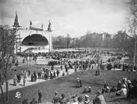 Vid den finlandssvenska sång- och musikfesten i Helsingfors 1907 byggdes en stor estrad i Kajsaniemiparken.