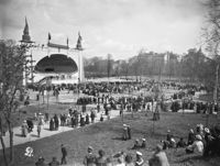 Vid den finlandssvenska sång- och musikfesten i Helsingfors 1907 byggdes en stor estrad i Kajsaniemiparken.