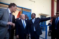 Fifas dåvarande ordförande Sepp Blatter på besök i Haiti 2013. Till höger Yves Jean-Bart.