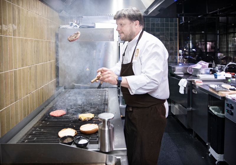 Kocken Michael Björklund kommer att dela med sig av sina erfarenheter inom restaurangbranschen till blivande kockstuderande på den utbildning som startar i Karis i höst. Han vill öka de ungas intresse för den hårt drabbade restaurangbranschen. Bilden är tagen på hans hamburgerrestaurang i Helsingfors.