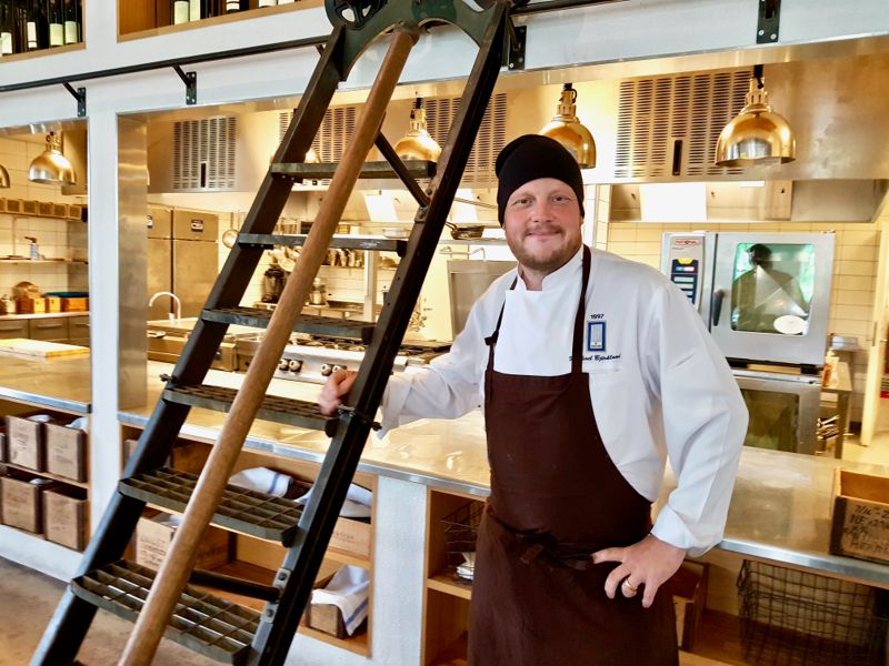 Micke Björklund strävar efter att regelbundet jobba i sin restaurang Smakbyn hemma på Åland, men han är också ofta på resande fot och besöker sina andra restauranger i Helsingfors, Ekenäs, Åbo och Vasa. I höst kommer han tidvis att jobba på Axxell i Karis också.