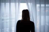 "Jag gråter rätt sällan nu för tiden, men när den som bor på en ort utan svenskspråkiga psykoterapeuter inte få gå hos mig för att hens missbrukande farsa inte har dykt upp tillräckligt många gånger i terapin så blir jag desperat", skriver Maria Sundblom-Lindberg.