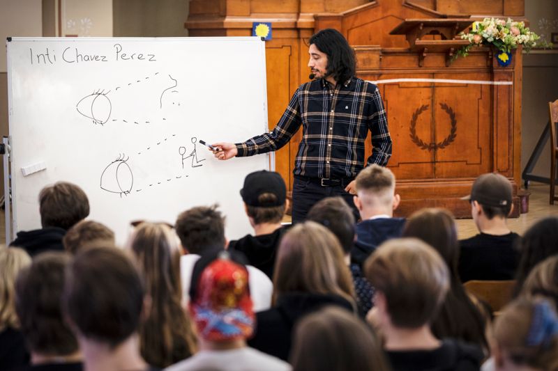 Det är stor skillnad på den egna, verkliga blicken på sex, och den medialiserade bilden från distans, förklarar Inti Chavez Perez.