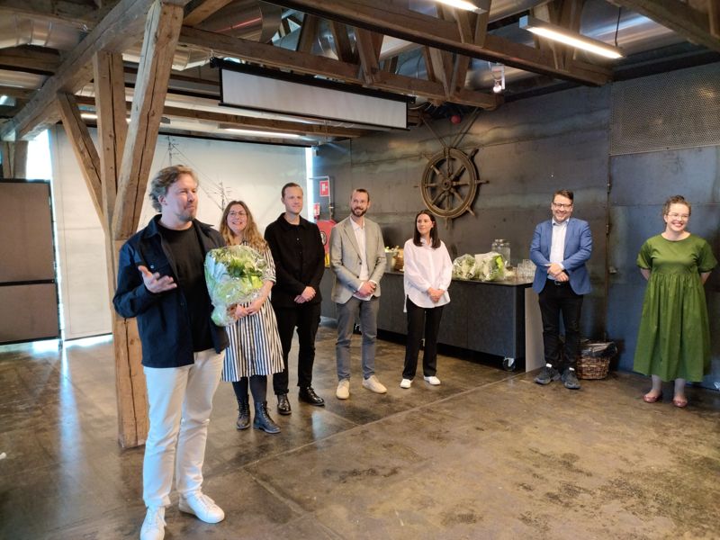 Tuomas Silvennoinen, Elena Breza, Simon Richardus, Pekka Mäkelä och Margarita Vodneva från PES-Arkkitehdit Oy koras som vinnare i Åbo hamns arkitekttävling. Näst längst till höger Ville Niinistö, styrelseordförande i Åbo hamn Ab och längst till högerkonsult Sanna Kronström.