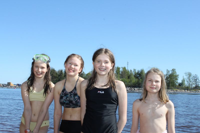 Eira Keidel, Isa Pantsu, Senja Lindholm och Aatos Monni passade på att bada på Blåbärslandet under tisdagen.