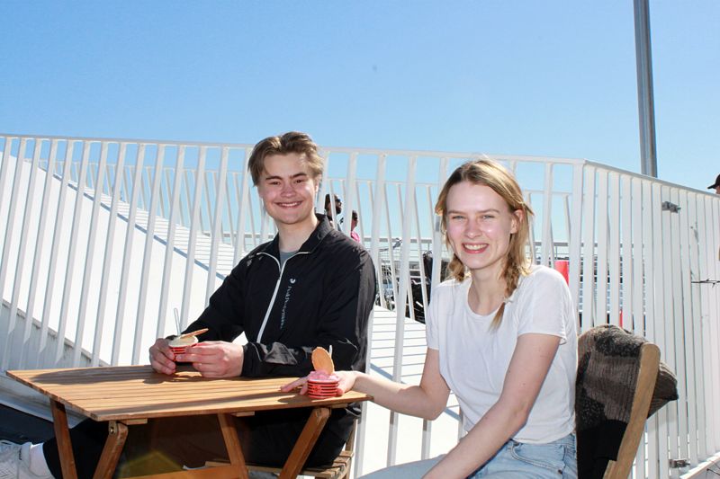Aaron Katainen och Ellen Ormio använde tisdagen till att promenera, äta glass och sola.
