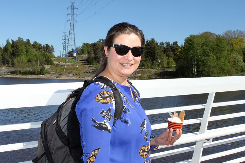 Noora Lindholm vid Farfarsbron i Helsingfors.