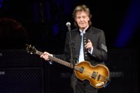 Paul McCartney fyller 80 år lördagen den 18 juni och är fortfarande aktiv som musiker. Bilden är från en konsert i Hollywood 2017.