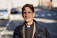 Mats Lindgård, kyrkoherde i Borgå svenska domkyrkoförsamling tilldelas riddartecknet av I klass av Finlands Vita Ros’ orden.