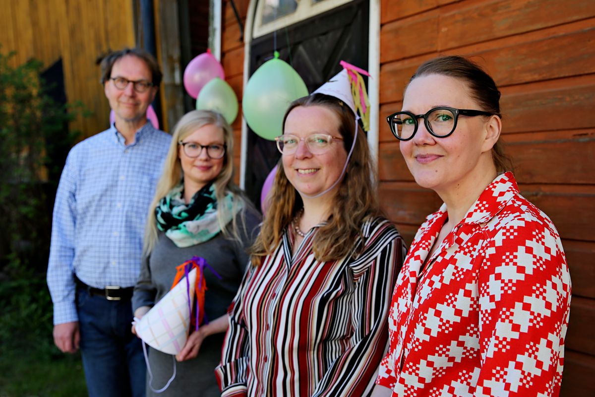 På Borgå museum ser man ivrigt fram emot den stundande jubileumsveckan. Från höger: Susanna Kaunisto, Jenny Törnroos, Mai Joutselainen och Juha Jämbäck.