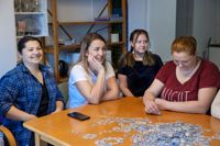 Största delen av de ukrainska flyktingar som kommer till Finland bor privat, som de här kvinnorna i Flyth, Ingå