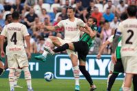 Zlatan Ibrahimovic, i mitten, under söndagens avslutande ligamatch borta mot Sassuolo. 3–0-segern innebar att Milan säkrade Serie A-titeln.