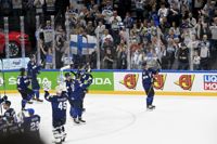 De finländska spelarna firar finalplatsen efter segern över USA.