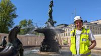Juha-Matti Virtanen leder arbetet vid Havis Amanda under söndagen i strålande solsken och finfördelat stänk från fontänen.