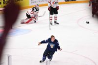 Anfallaren Sakari Manninen blev firad guldhjälte i VM-finalen mellan Finland och Kanada i Tammerfors i fjol. Nu ansluter han till Lejonen igen.