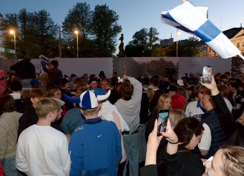 Fansen följde med matchen från Salutorget för att njuta av hockeyyran.