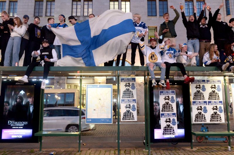 I år ska det inte gå att klättra på Havis Amanda, så först fick busskurerna mycket besök.