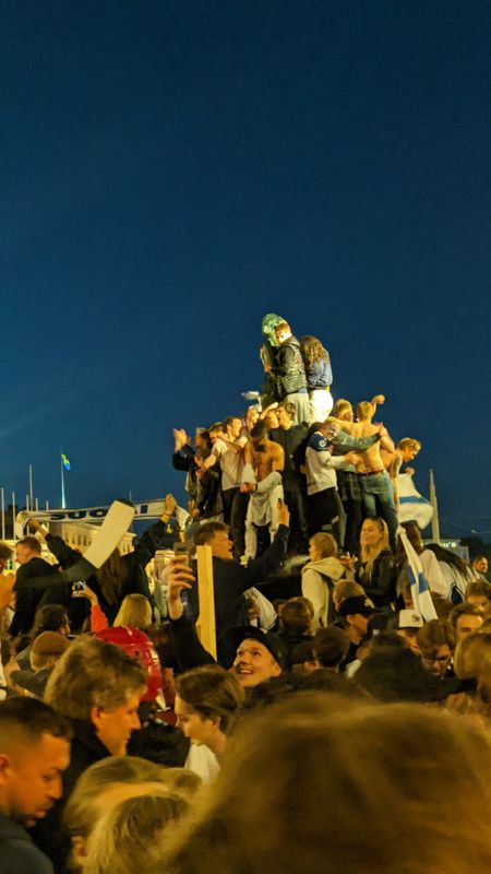 Vid klockan 01 på måndag höll staketet runt Havis Amanda inte längre för trycket.