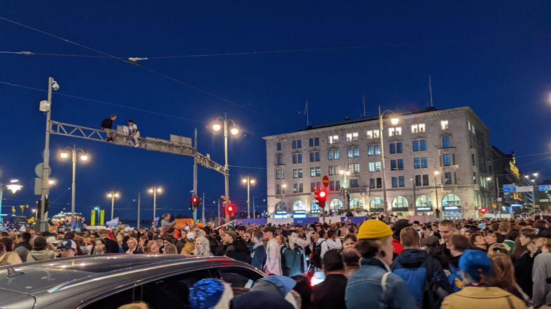 Folkhavet på Salutorget var enormt flera timmar efter matchen.