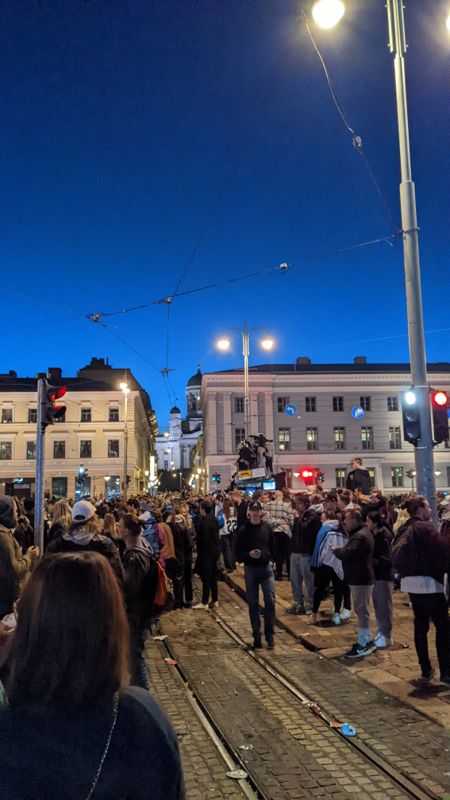 Många tog sig upp på den gröna busskurerna. Så många så att taket började ge vika.