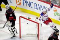 Ryan Strome firar sitt mål när Carolina besegrades.