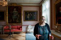 Kerstin Ilander har jobbat som guide i 35 år i Svartå slott. Än i dag är det oklart hur den stora målningen av kung Fredrik den förste har hamnat i Svartå