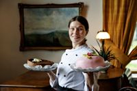 Kladdkaka eller prinsesstårta till studentfesten? Om ungdomarna själva får välja föredrar många faktiskt kladdkakan, som finns i tre olika smaker på Café Cabriole i Borgå. Kafébiträdet Laura Kirjokivi säljer tårtor av alla de slag inför veckoslutets examensfester, de traditionella prinsesstårtorna är också mycket populära.