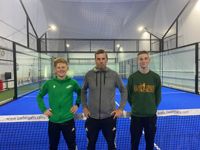Adrian Sjöblom och  Mathias Blomqvist har fått leda träningar under sin praoperiod på Ekenäs tennisklubb. Peter Helenius är klubbens huvudtränare.
