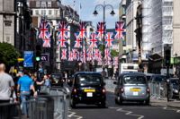Ovanför många större gator i London har rader av den brittiska unionsflaggan placerats till drottning Elizabeth II:s platinumjubileum, som äger rum torsdag-söndag denna vecka.