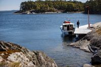 Frivilliga i några båtklubbar i Kyrkslätt, Sjundeå och Esbo har byggt en ny brygga på Porsö. Den är inte helt lätt att ta i land vid med små båtar.