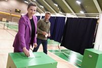 Den danska statsministern Mette Frederiksen jublar över folkomröstningsresultatet där danskarna efter 30 år säger ja till EU:s försvarssamarbetet.