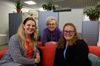 Mellan klockan 10 och 13 har vi pop up-redaktion på torget i Borgå. Från vänster försäljningsassistent Pernilla Karlsson, chefredaktör Helén Kurri och reporter Jannika Lindén finns på plats, och vi säljer också våra populära dialektprodukter.