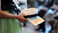 Antalet studenter som skriver det andra inhemska språket i studentexamen minskar i bägge språkgrupperna.