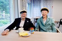 Det kändes fint att bli student. För åttio år sedan tog Pontus Nordling och Titti Brenner studenten tillsammans under brinnande krig i Borgå. Nu är de gamla vännerna bosatta på samma hem i Baggböle.