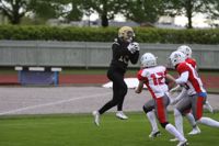 Daniel Rubinstein tar emot Brandon Gwinners passning och gör touchdown mot United Newland Crusaders.