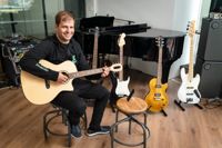 Även om Yousician i första hand är ett teknologibolag finns flera proffsmusiker i personalen. Ungefär hälften av de anställda spelar hyfsat, säger grundaren och vd:n Chris Thür.