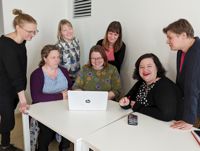 Förra veckan höll Jeanette Söderberg (fr v), Linda Antell-Behm, Reetta Blomqvist, Lotta Krohn, Sussi Lönnholm, och Emma Antell-Neem och Linda Hänninen ett planeringsmöte i Kullo byagård.