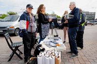 Under dagen fick Wilfred Lillsmeds (längst till vänster) testa på att dela ut tidningar på Borgå torg.