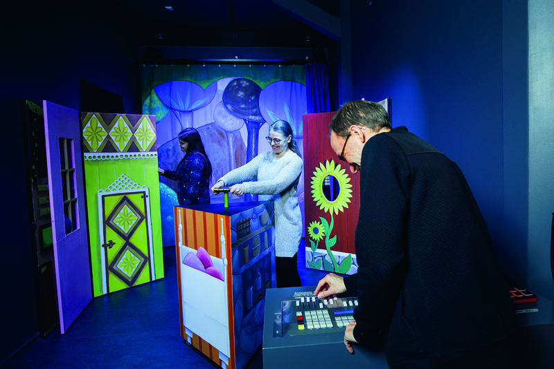 På utställningen Koko Kouvolan Teatteri kan besökaren själv prova på att göra scenografi och ljus.