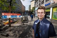 Det stora problemet vid Vasaskvären just nu är, enligt kassabiträdet Jesse Haapasalo, att renoveringen pressar in såväl drogbrukare som förbipasserande i en smal korridor utanför affären. — Jag har flera gånger övervägt att byta ställe, men nu när jag känner kollegerna och kan husets regler vill jag stanna.