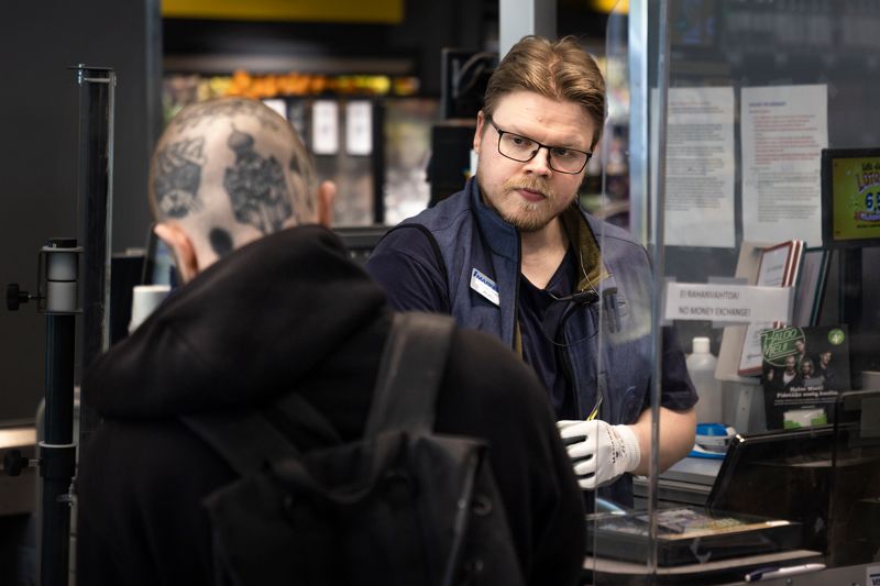 Keijo Lahtinen kommer från Uleåborg och flyttade för sex år sedan till Helsingfors. När han uppgav sin adress I Sörnäs brukade folk skratta och säga "Du får säkert ett fint första intryck av staden." Numera ser han ofta ansikten han minns från den tiden på vägen till jobbet.