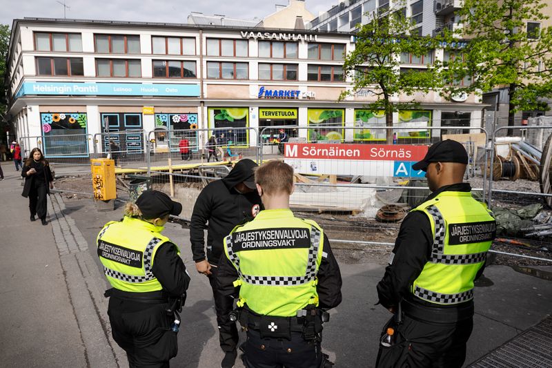 Klockan är 10 på fredag förmiddag och vaktbolaget Palmia har schemalagt inte mindre än fem ordningsvakter att hålla ett öga på människorna runtomkring metrostationen. Vakterna ger inga kommentarer – allt går via bolagets ledning, säger de.