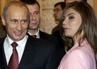 Vladimir Putin i samspråk med Alina Kabajeva på en bankett i Kreml i november 2004. Några år senare började ryktena om deras romans att florera. Arkivbild.
