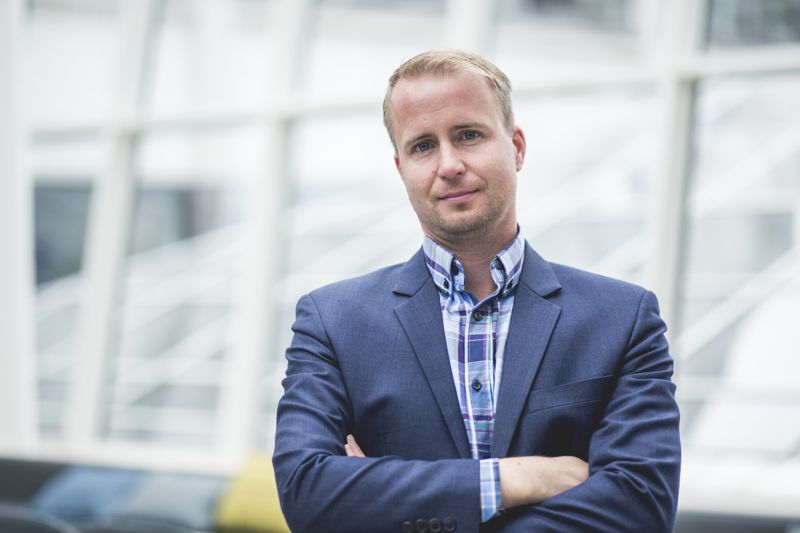 Enligt Jens Mattfolk, ombudsman för Finlands svenska lärarförbund, är uteblivna löner ett allvarligt problem som inte borde ske inom den offentliga sektorn.
