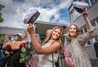 Så här glada var Patricia Sahi och Eira Cederqvist när de tog studenten i fjol i Grankulla.