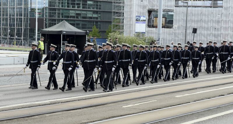 Försvarsmakten visade upp sig under fanfesten i Helsingfors på lördagen.
