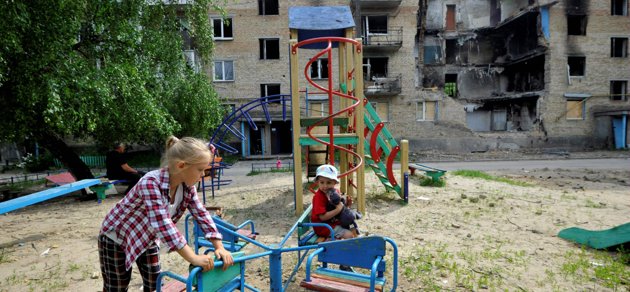 Den ukrainska ombudsmannen Ljudmyla Denisova beskrev ryska soldaters våldtäkter mot barn i noggrann detalj. Men historierna skulle visa sig vara påhittade. Här leker barn i utkanten av Kiev. Arkivbild.