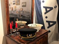 Här ser ni bland annat Albert Björklöfs sjökaptenshatt från 1920-talet. Han arbetade på en linje mellan Finland och Sydamerika.